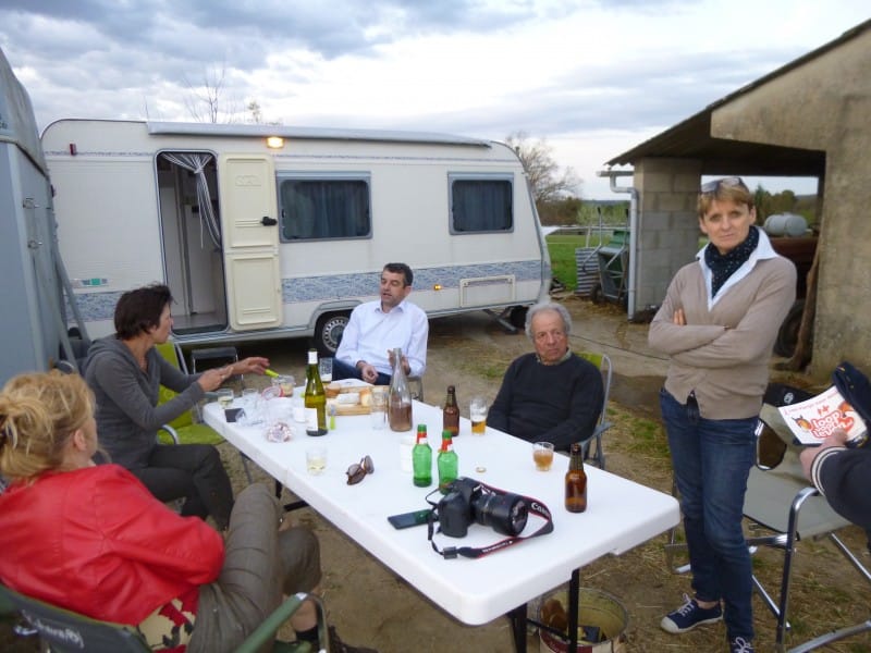 Joris in het midden, gastvrouw Marinette en man, Boule, rechts in gesprek met MaJet en Carla