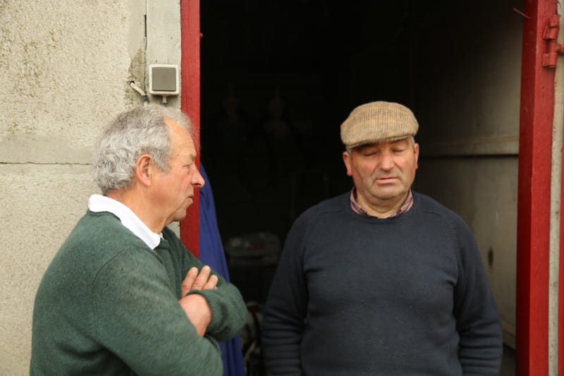 Boule in gesprek met de kennelbaas