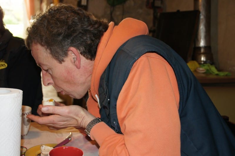 Frank denkt bij het ontbijt dat hij z'n lenzen aan het indoen is. rest van de dag wazig