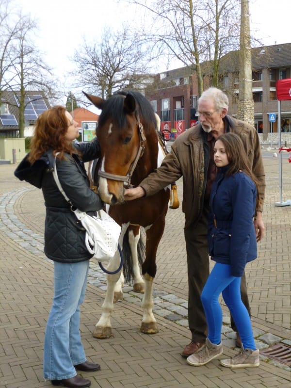 Tonnie van Hest met dochter en kleindochter. Ton haalde meer dan de helft van de pegels op voor Loop voor Leven