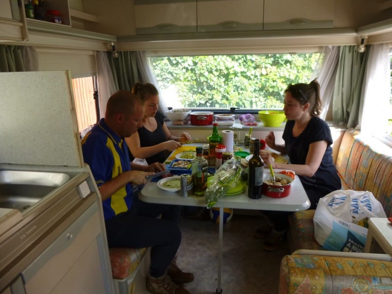 34. Kris, Anne en Rik maken het eten klaar