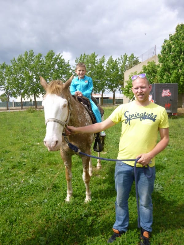 50. En de kinderen op de paarden