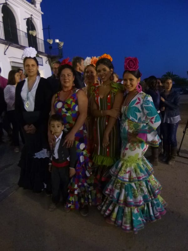 Hele families mooi uitgedost melden zich voor het avondgebeuren op donderdag, een voorzichtig begin