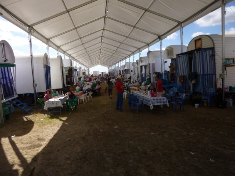 Iedereen bezig met de voorbereiding voor de avondgang door het stadje. Maar eerst de middagprocessie