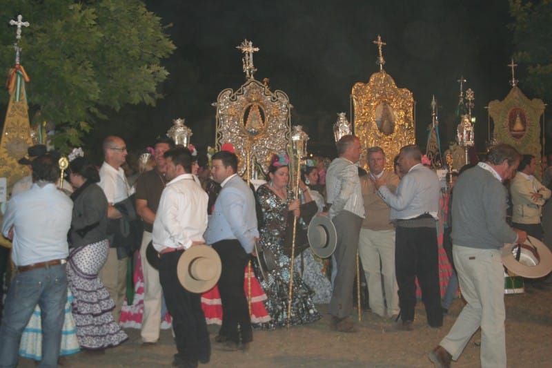 De avondprocessie is groots van opzet en de straten staan helemaal vol. Alle groepen presenteren zich